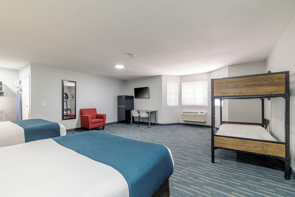 Efficiency, Suite, 3 Queen Beds