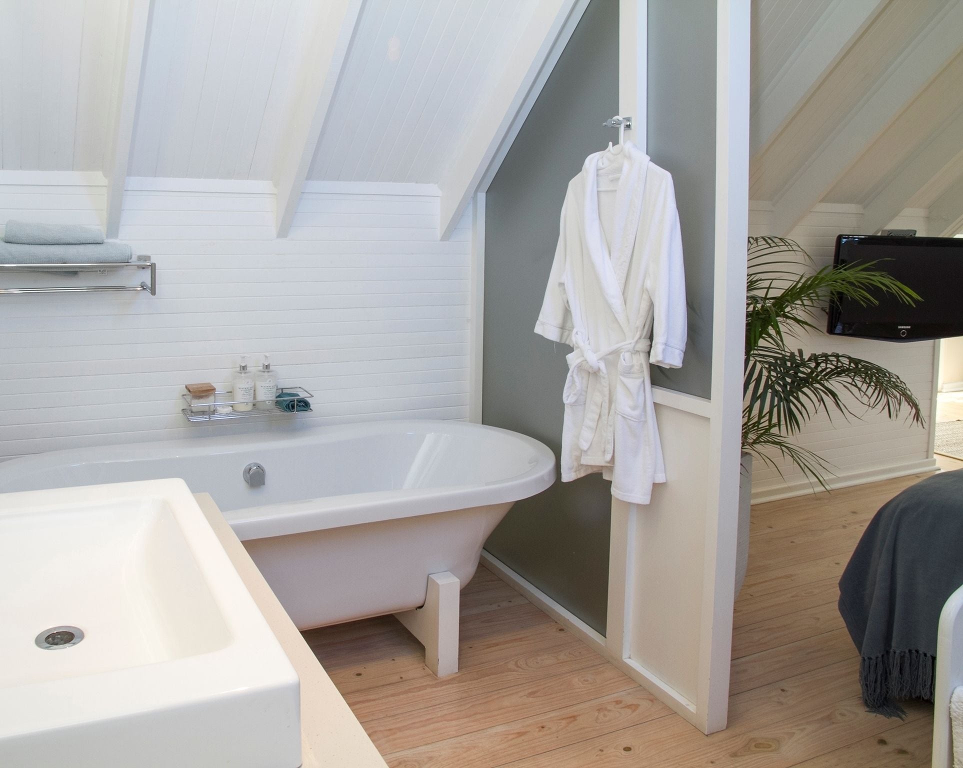 STUDIO, SUITE, QUEEN BED, BEACH FRONT, PARTIAL OCEAN VIEW