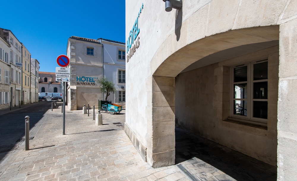 SAINT NICOLAS HOTEL 75/80