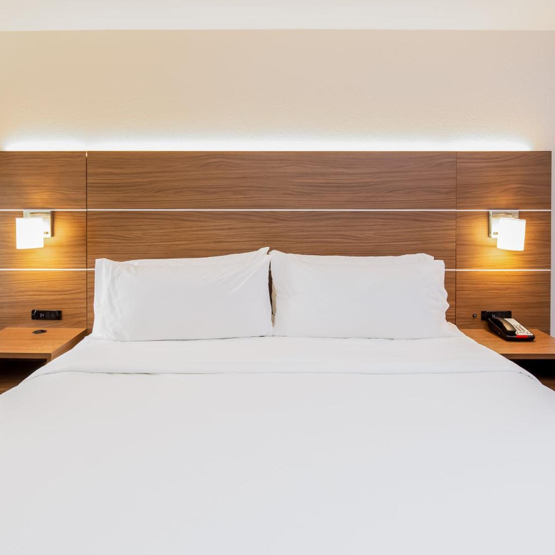 غرفة قياسية بسرير كينج لذوي الإعاقة، Holiday Inn Express Orange Beach-On The Beach 2/4