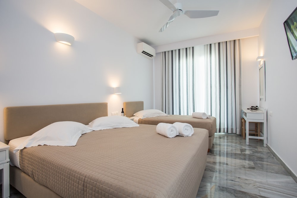 Polos Hotel Paros 35/90