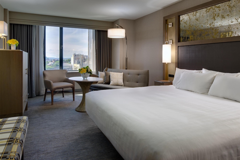 ROOM, KING BED