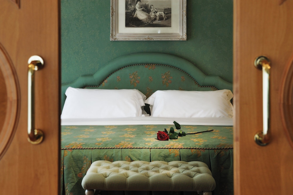 Royal Hotel Carlton 37/84