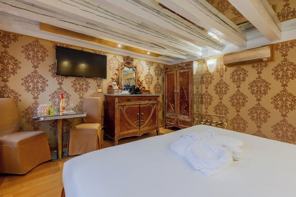 Classic, King Bed, Ca Dell Arte Hotel 4/10