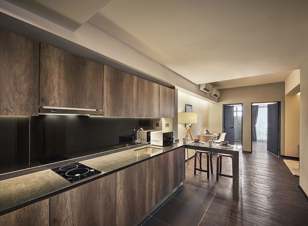 Tropics Eight Suites 5/61