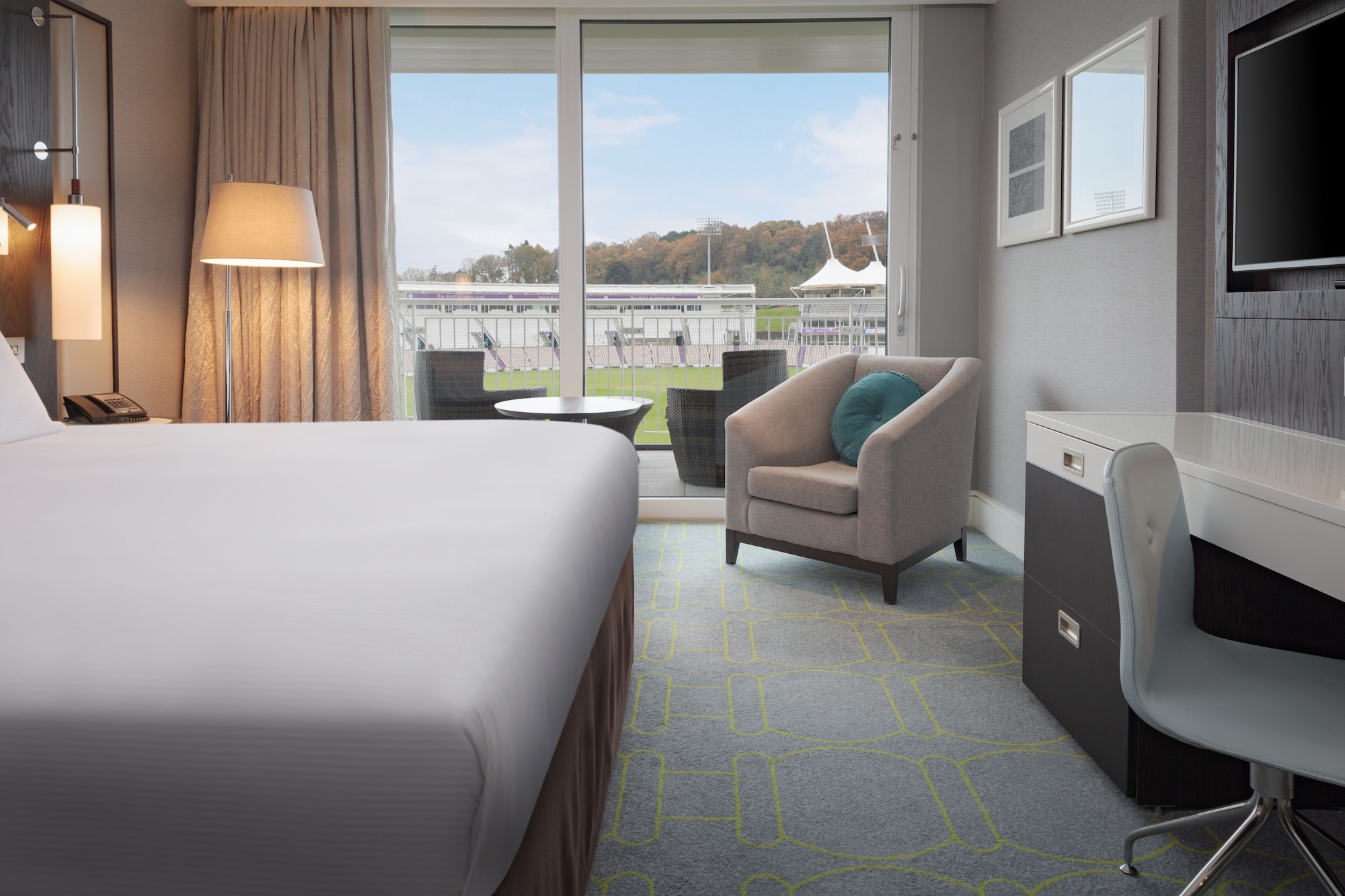Deluxe, Queen Bed, Plunge View, Balcony