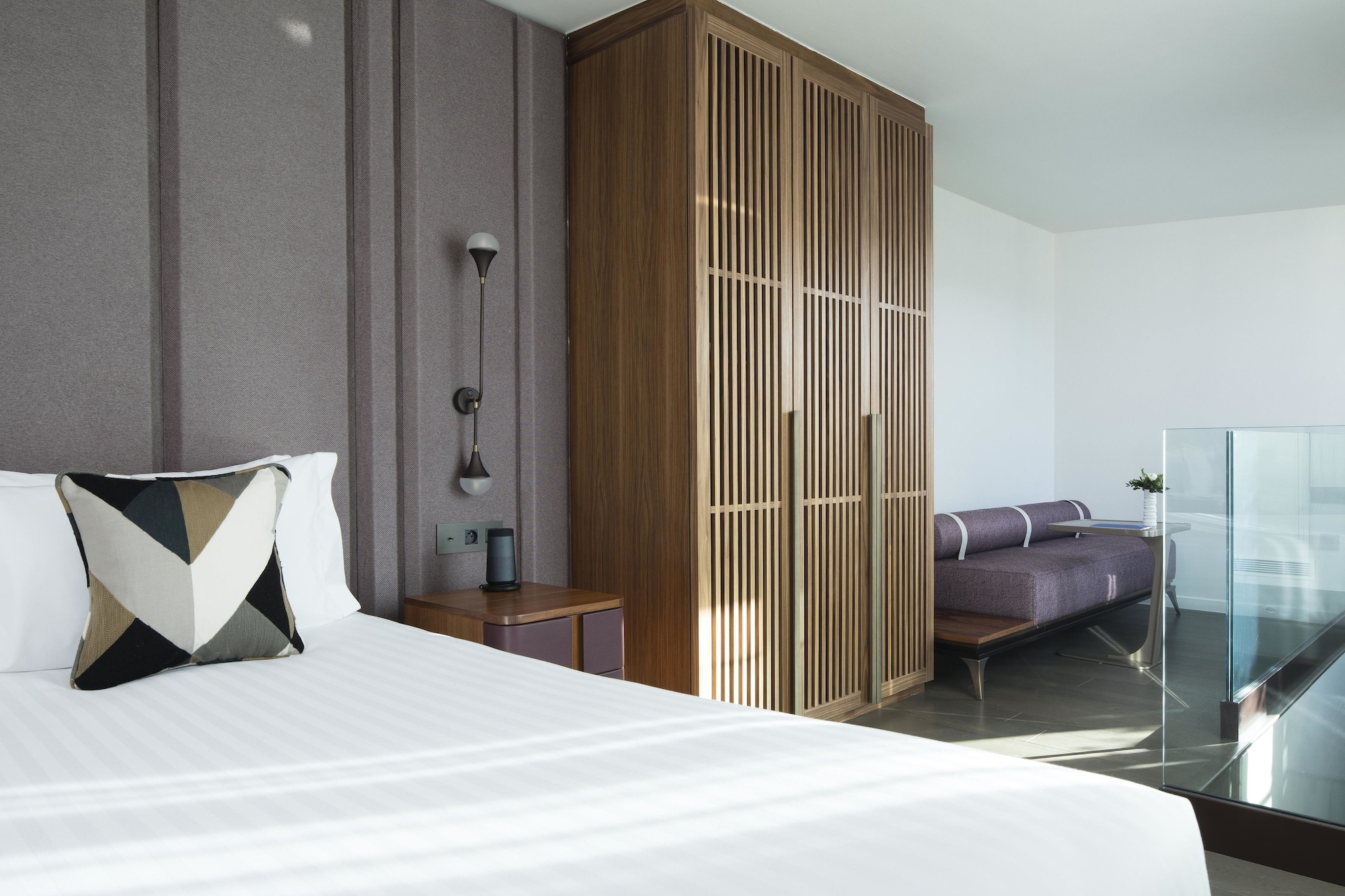 DELUXE, QUEEN BED
