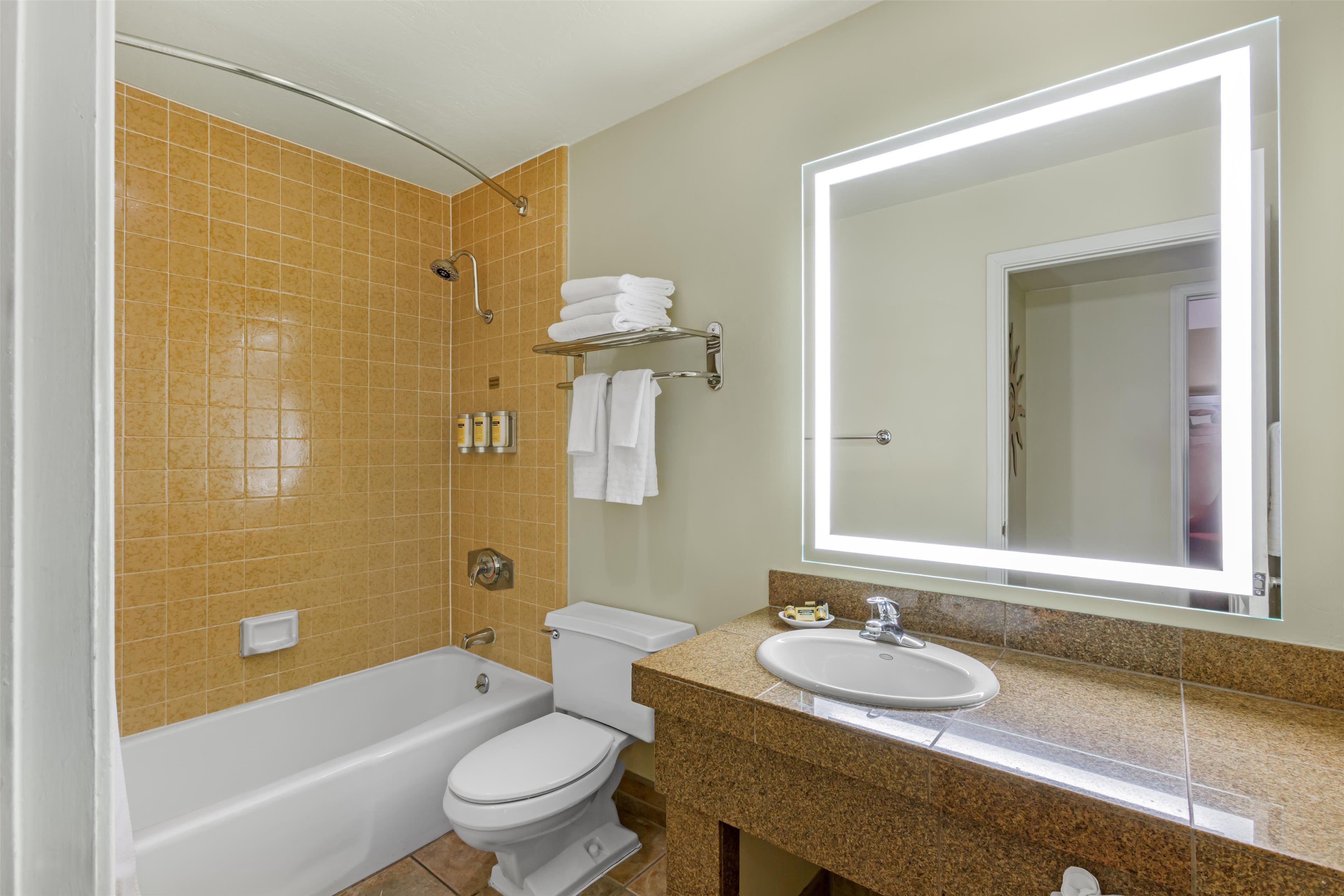 Suite, King Bed, Town View, Living Area, Annex، Best Western Plus Arroyo Roble Hotel & Creekside Villas 4/5