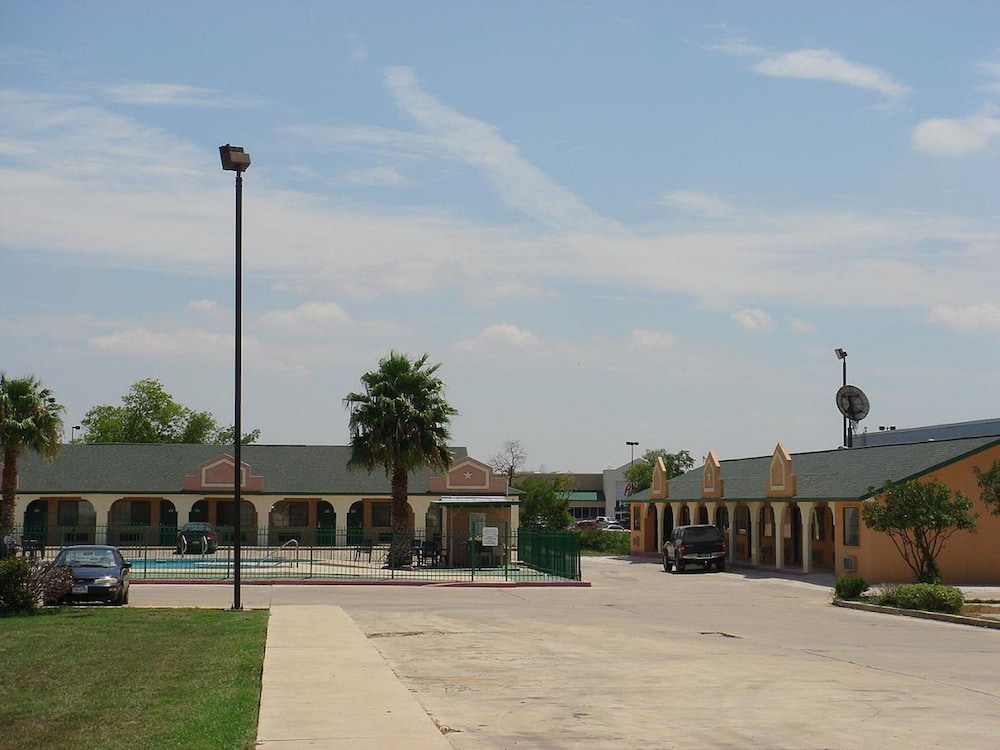 Executive Inn of Hondo 8/40