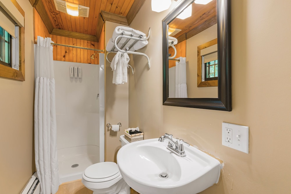 Suite, Cabin, King Bed, Lake Side