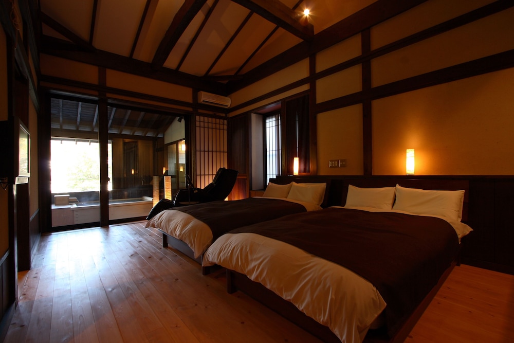 Twin Beds, Outdoor Bath