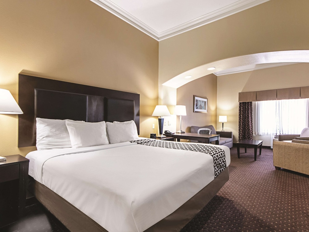 La Quinta Inn & Suites by Wyndham Houston New Caney 13/35
