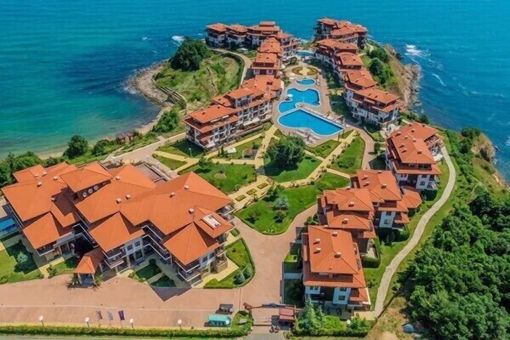 Saint Thomas Holiday Village 40/50
