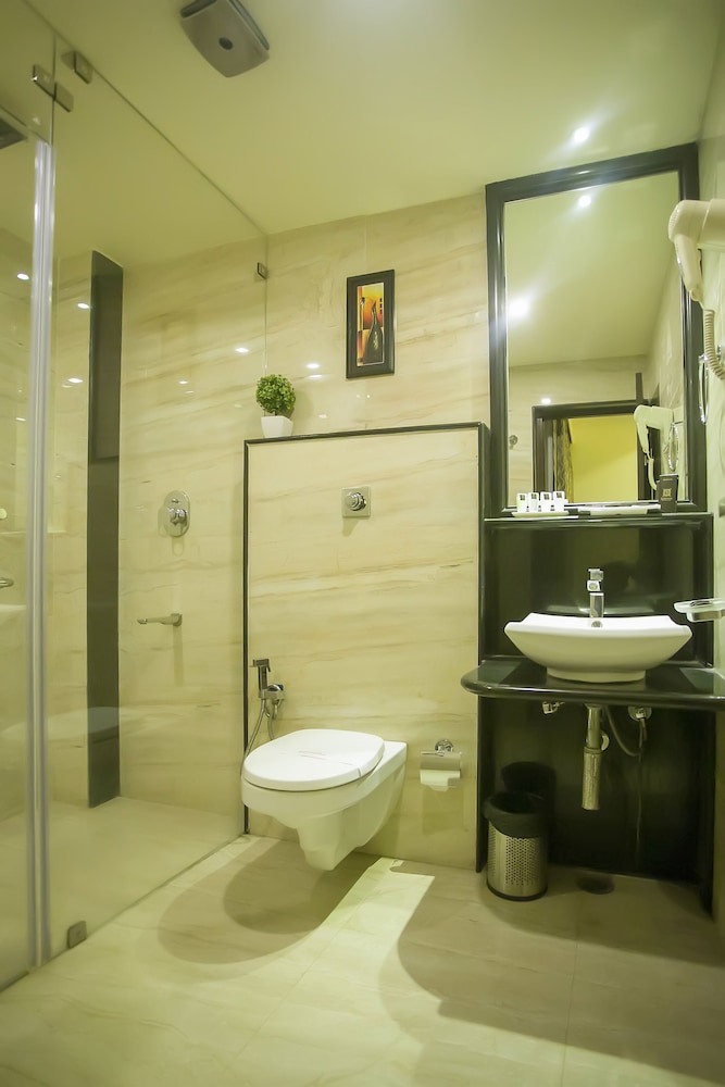 غرفة بريميوم بسرير مزدوج، Sathyam Grand Resort Sriperumbudur 7/8