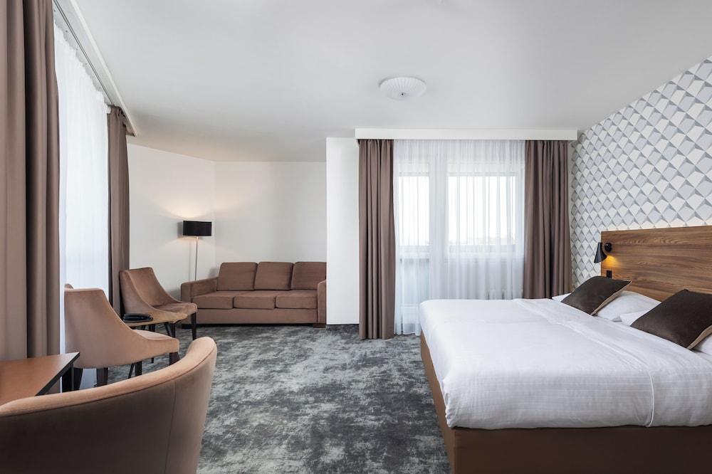 Deluxe, Suite, 2 Sofa, Pool Access