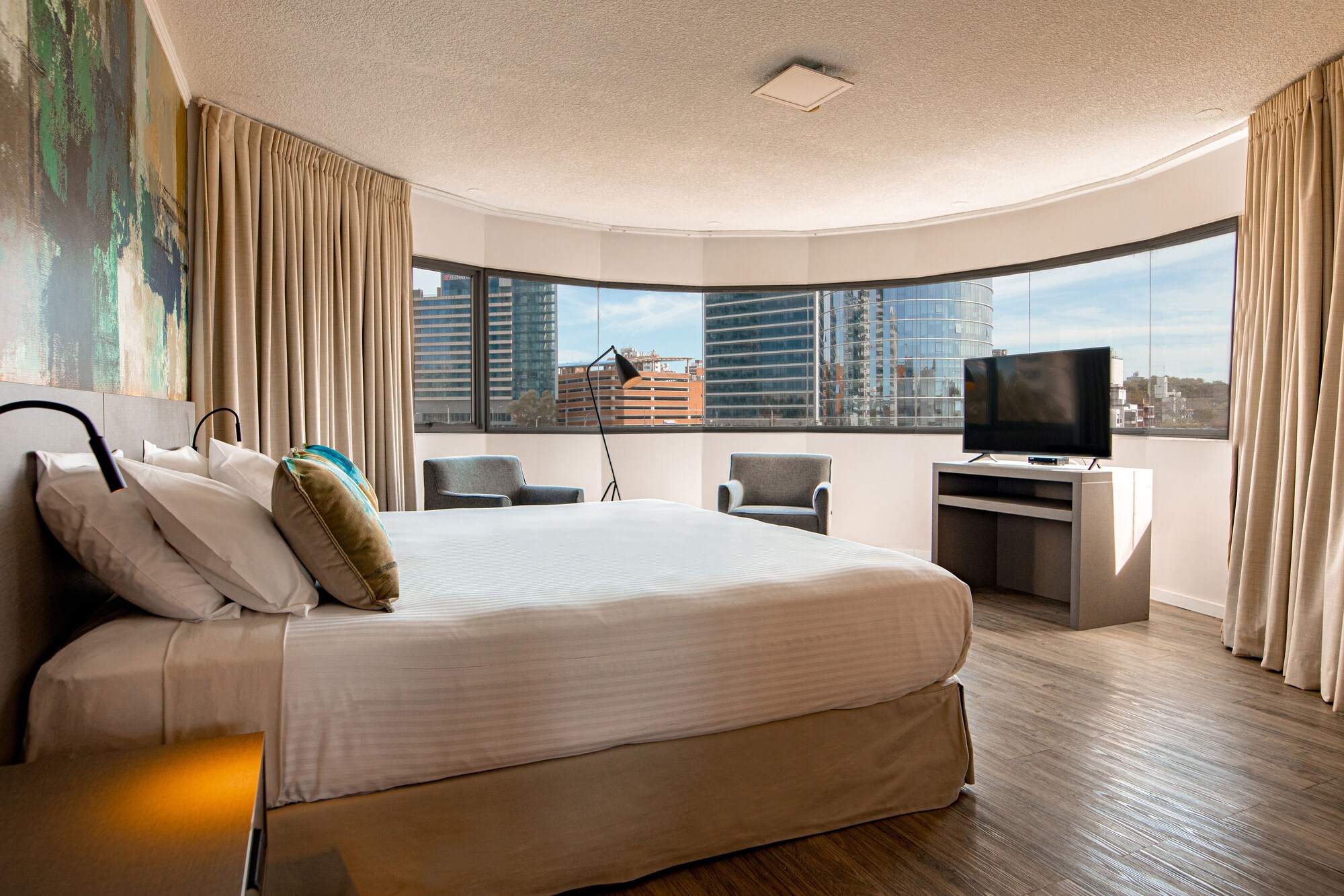 SUITE, KING BED, CORNER