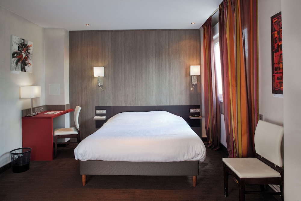 STANDARD, QUEEN BED