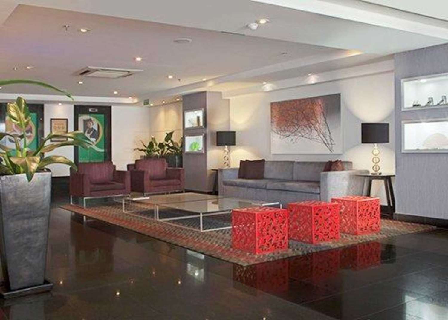 Quality Suites Alphaville 3/5