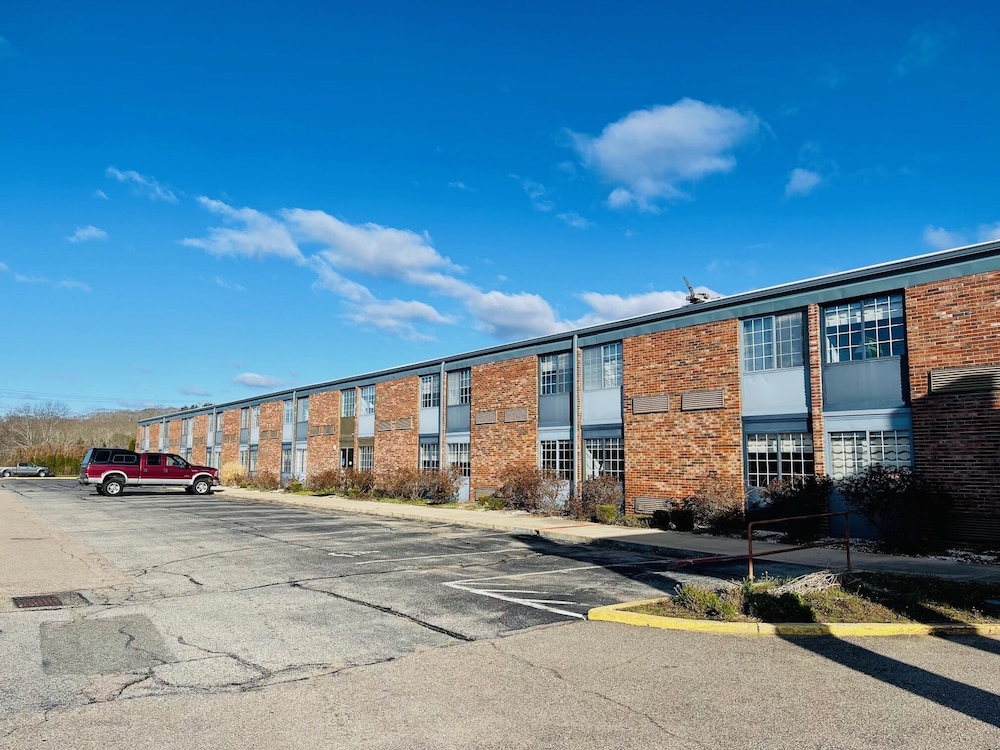 Mystic River Hotel & Suites 40/50