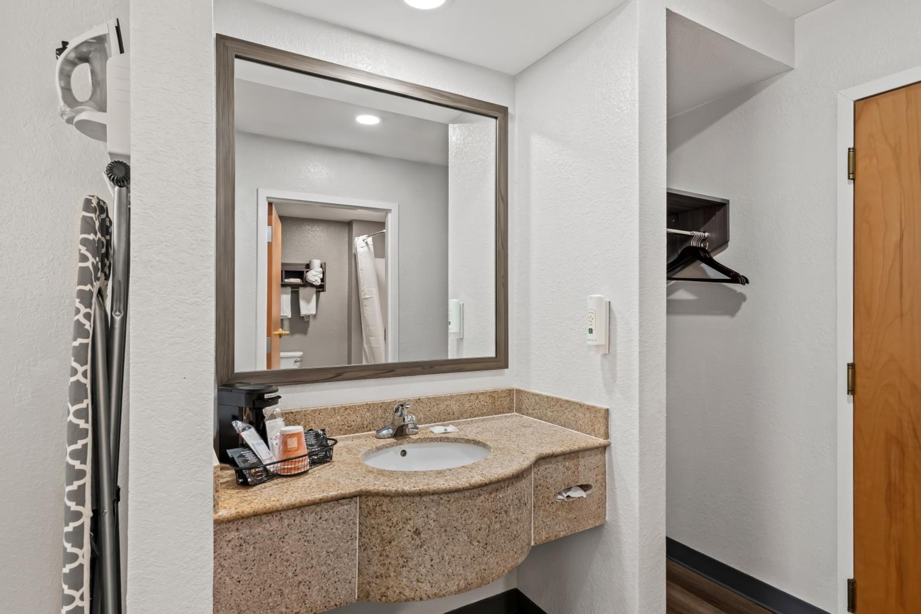 جناح كبير بسرير كينج، Quality Inn & Suites Biloxi - Ocean Springs 5/7