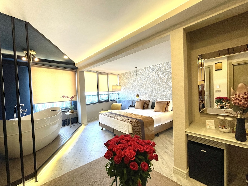 Ayramin Deluxe Hotel 9/78
