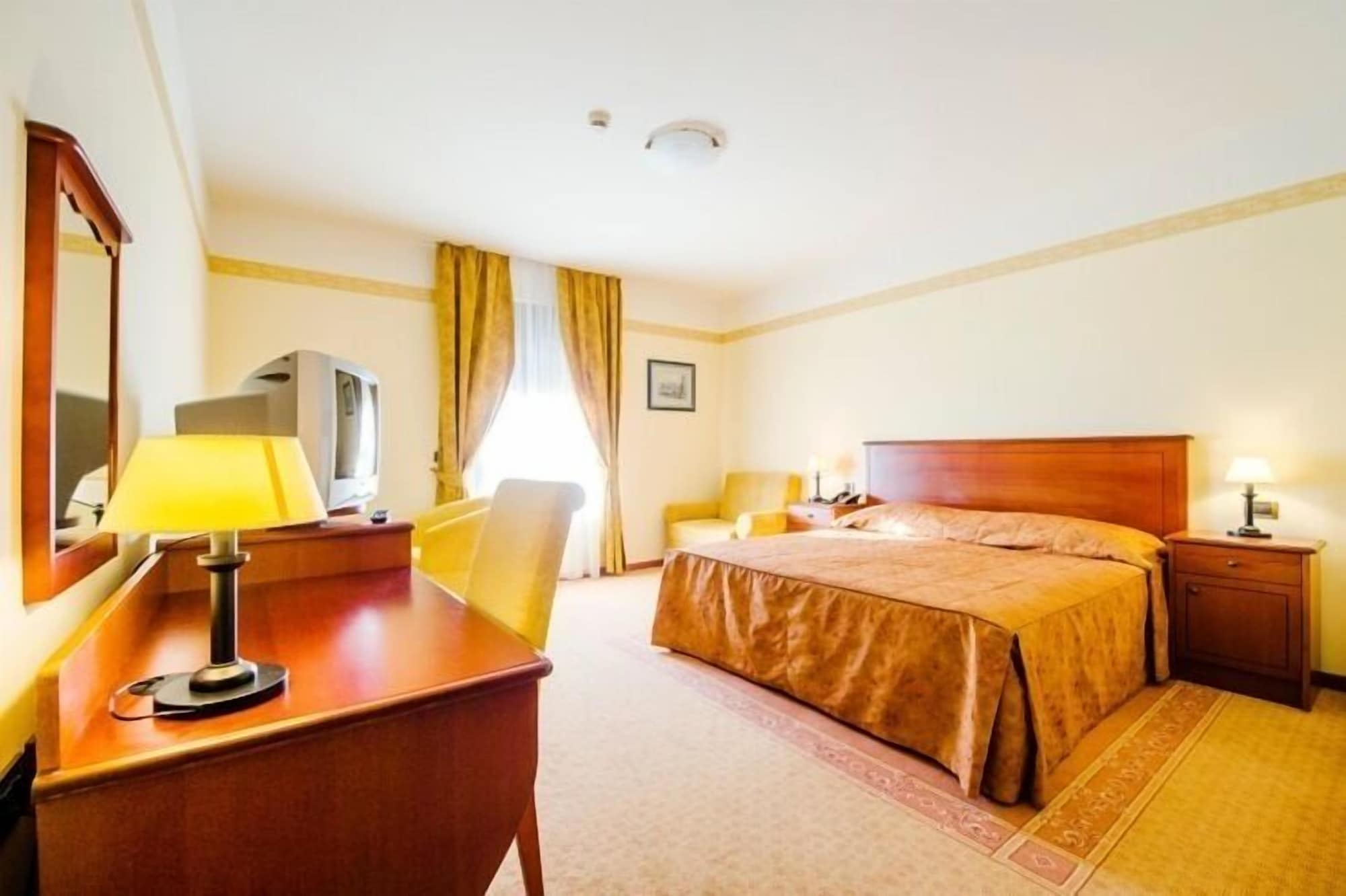 COMFORT, KING BED, QUEEN BED, PARTIAL OCEAN VIEW