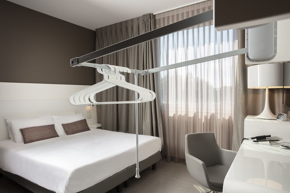 8piuhotel 16/50