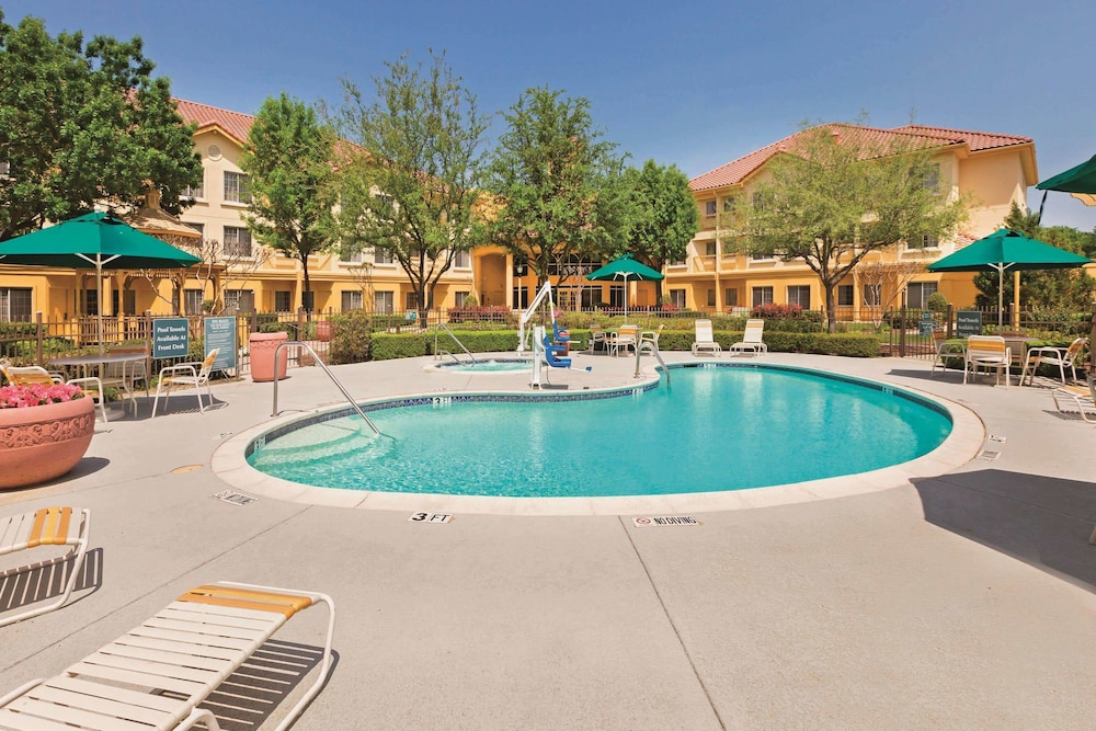 La Quinta Inn & Suites by Wyndham Dallas DFW Airport North 1/55