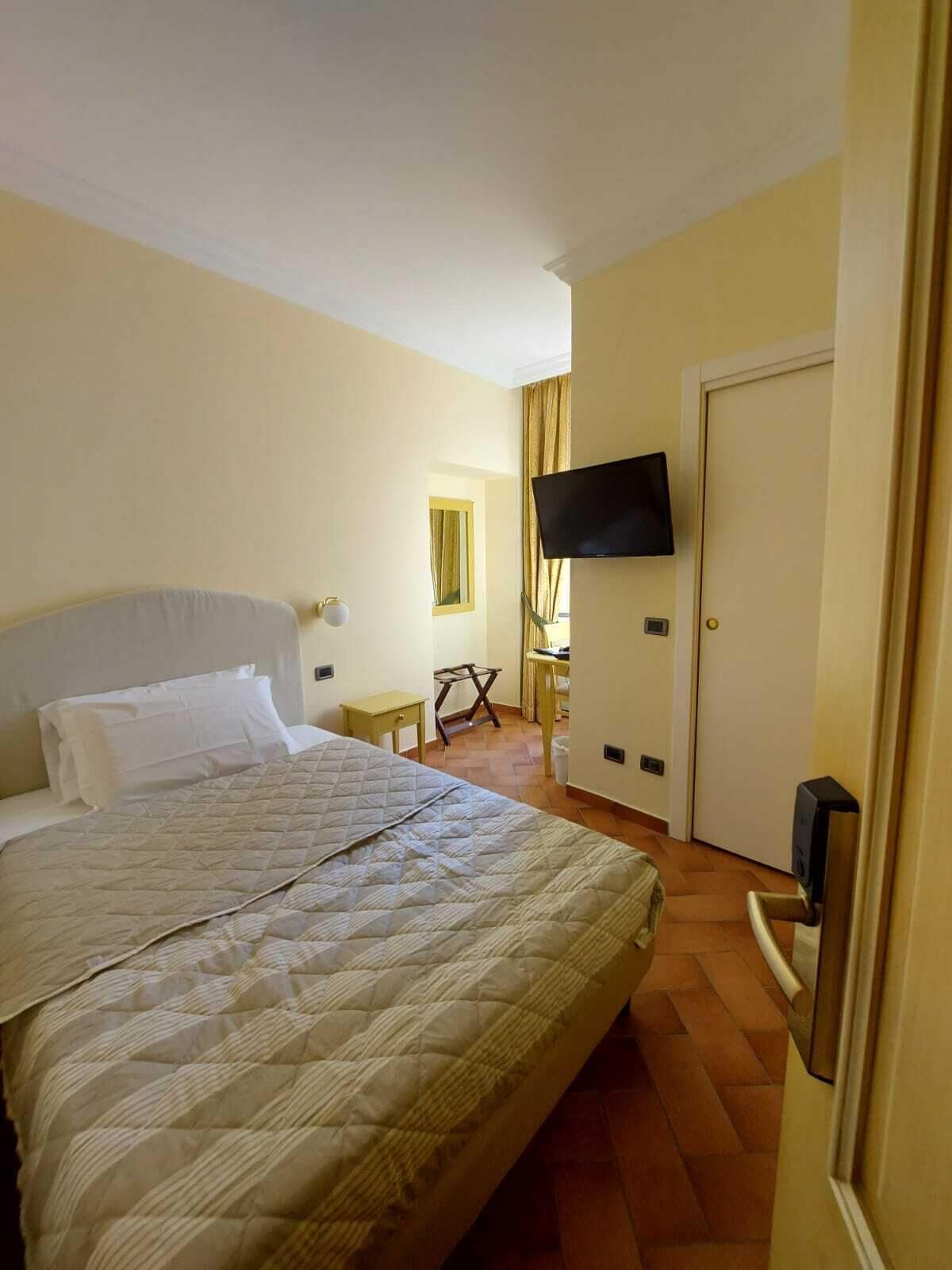 ROOM, SINGLE, LARGE SINGLE BED, SMALL