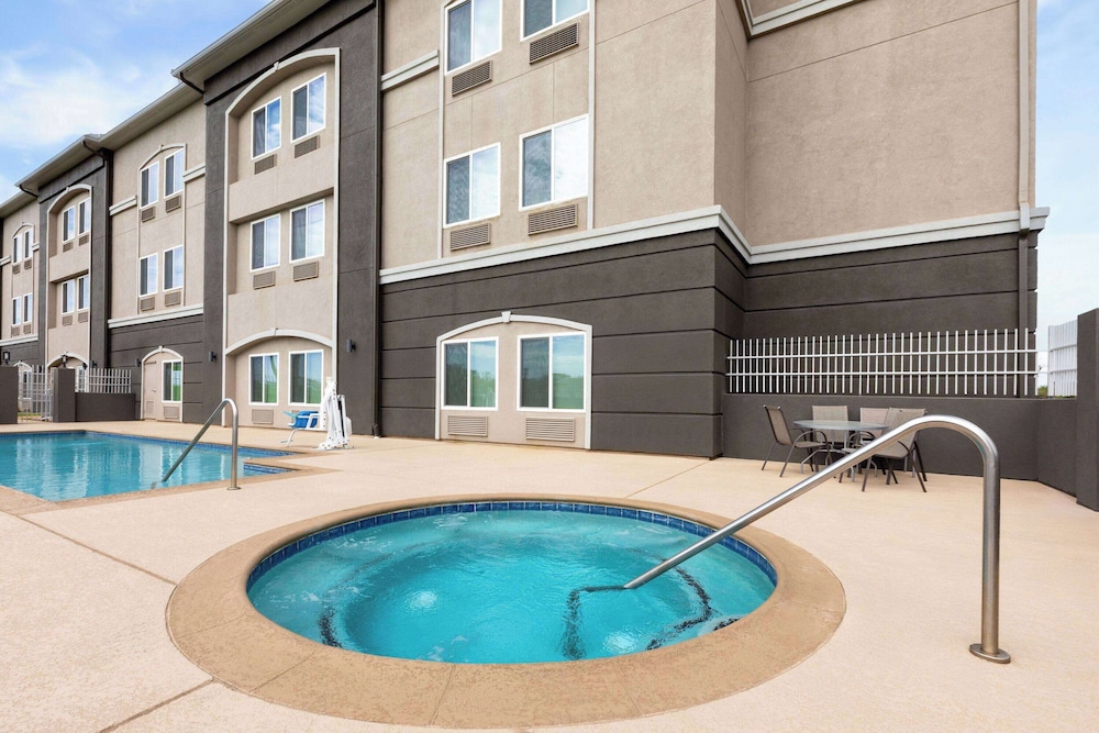 La Quinta Inn & Suites by Wyndham Angleton 47/50