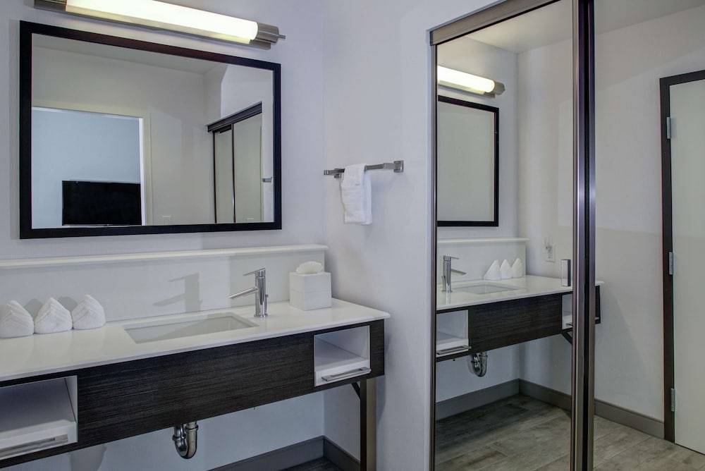 Hampton Inn and Suites Irvine Orange County Airport 16/52