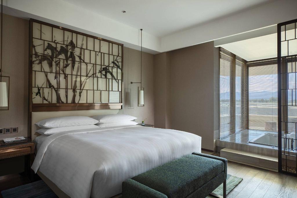 1 Bedroom, Family Suite, Suite, King Bed, Mountain View, Balcony