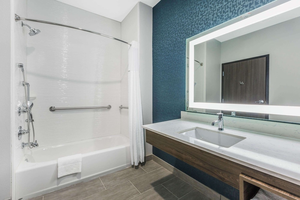 La Quinta Inn & Suites by Wyndham Galveston West Seawall 18/48