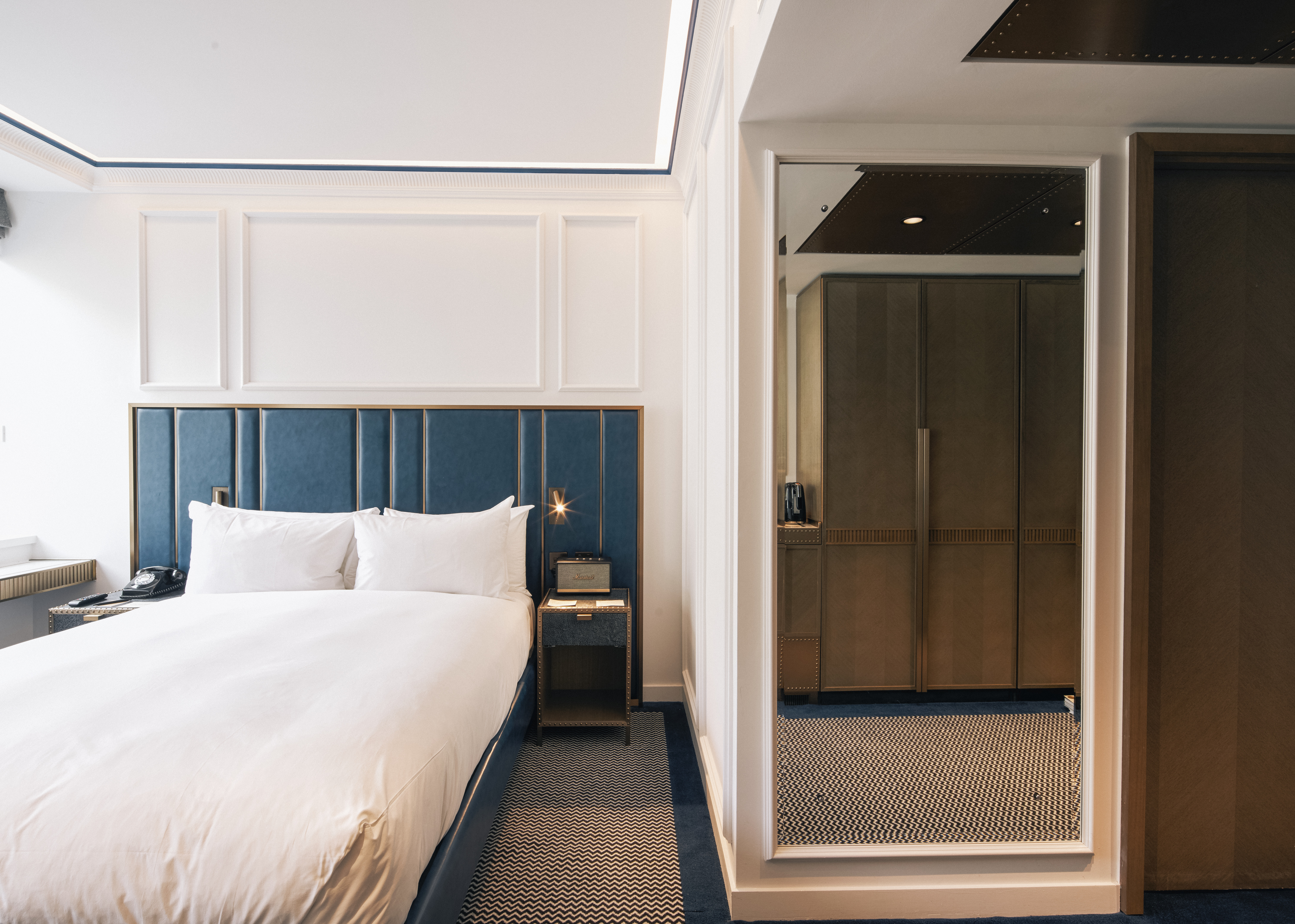 Superior, Double Bed, Street View 2/4