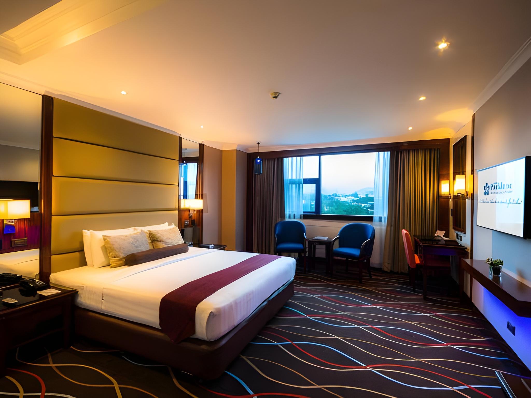 CORNER ROOM