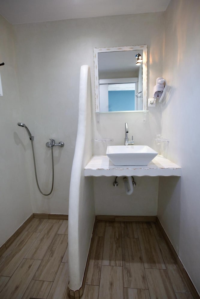 Nikos Rooms 45/50