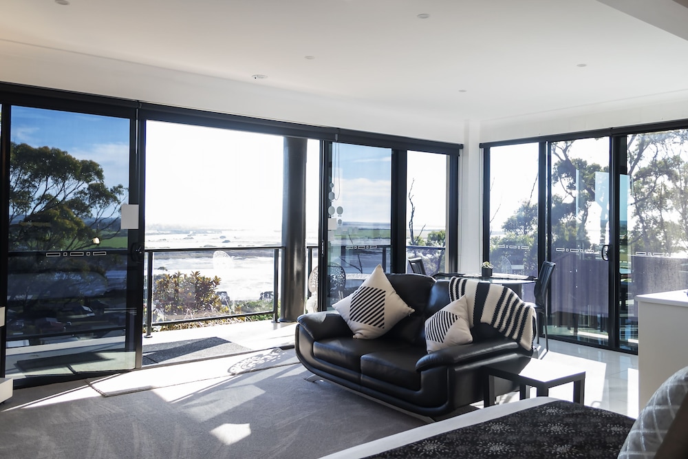 SHEER PLEASURE ACCOMMODATION 30/50