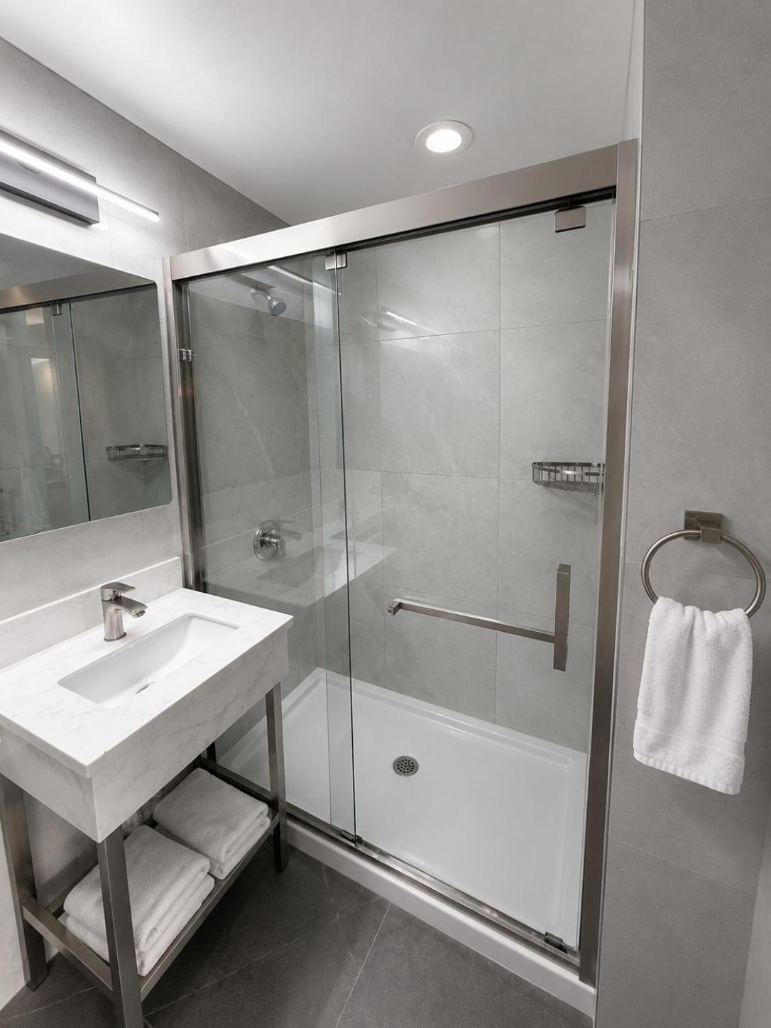 Hotel 365 Bronx 49/50