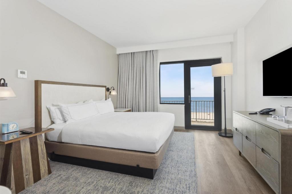Studio, Suite, King Bed, Gulf Front, Balcony, Accessible