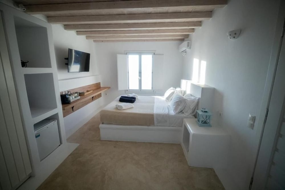 WHITE ROCK SUITES & VILLAS 16/50