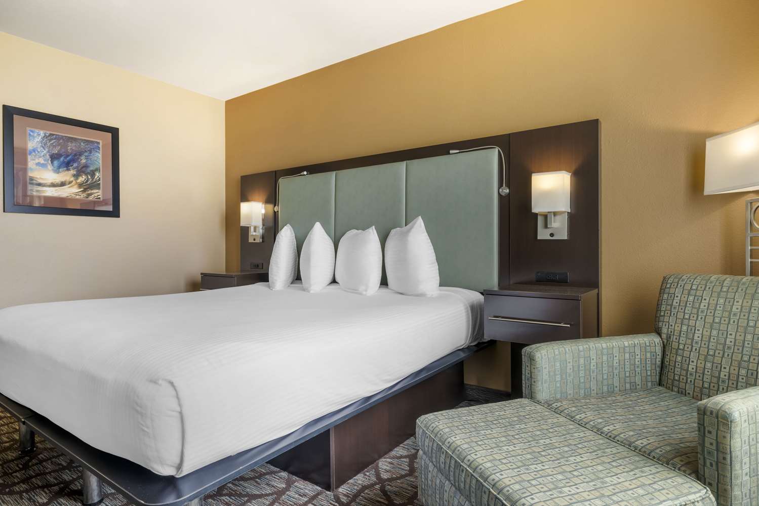 غرفة بسرير كينج بحوض استحمام لذوي الإعاقة، Best Western Plus Oceanside Palms 3/5