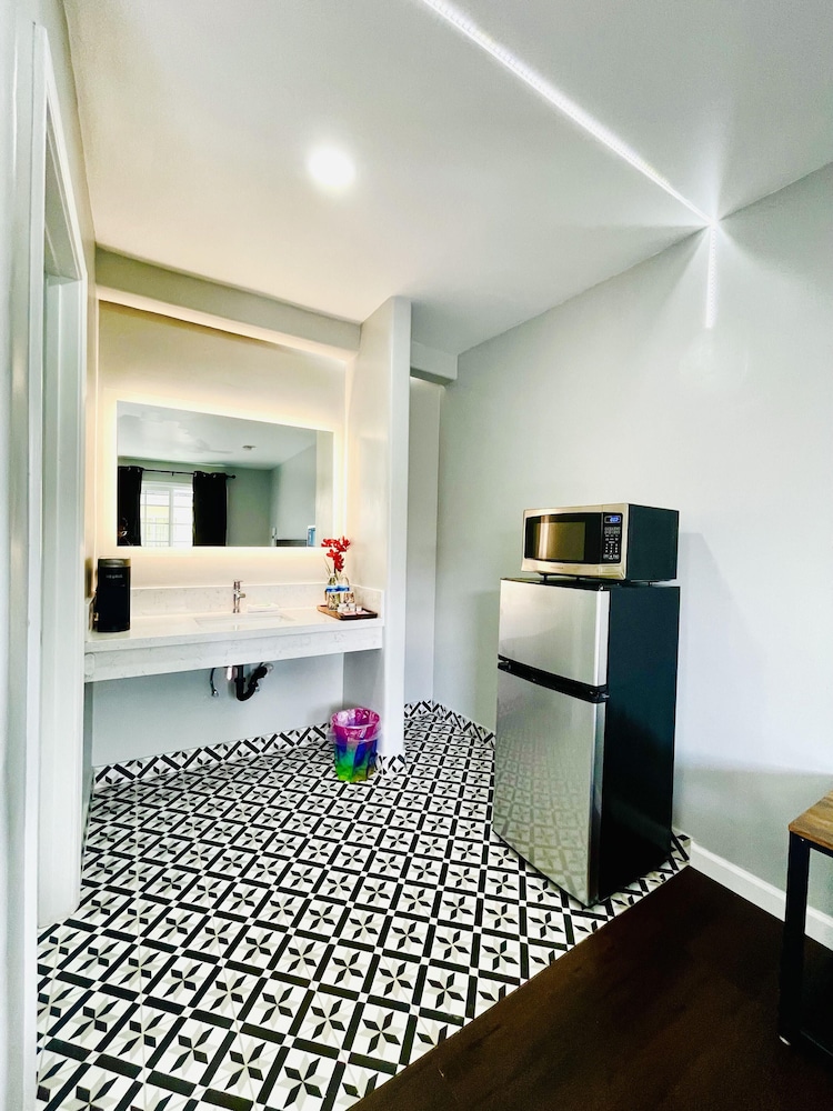 Villa Serena Motel El Cajon 50/50