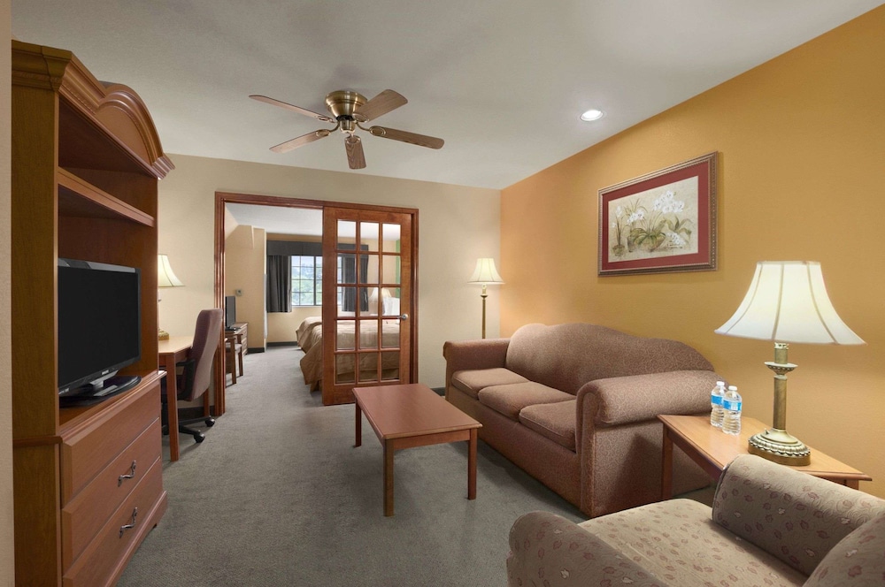 Days Inn & Suites by Wyndham San Antonio North/Stone Oak 41/63
