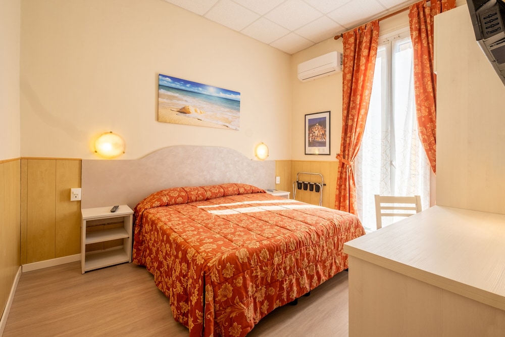 ROOM, DOUBLE BED