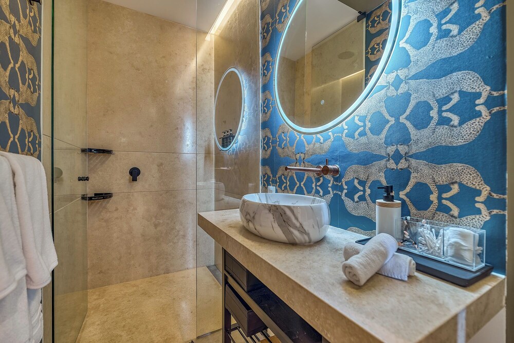 Deluxe, Apartment, King Bed, Queen Murphy Bed, Partial Ocean View, Terrace, Maxwell Collection Romantic Zone 8/8