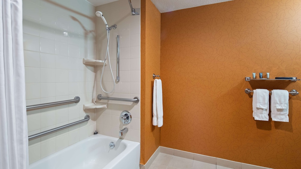 Best Western Plus Fresno Airport Hotel 25/68