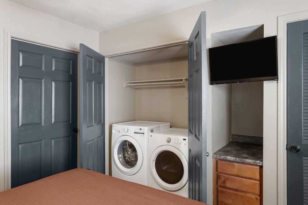 Eagles Den Suites Big Spring a Travelodge by Wyndham 12/34