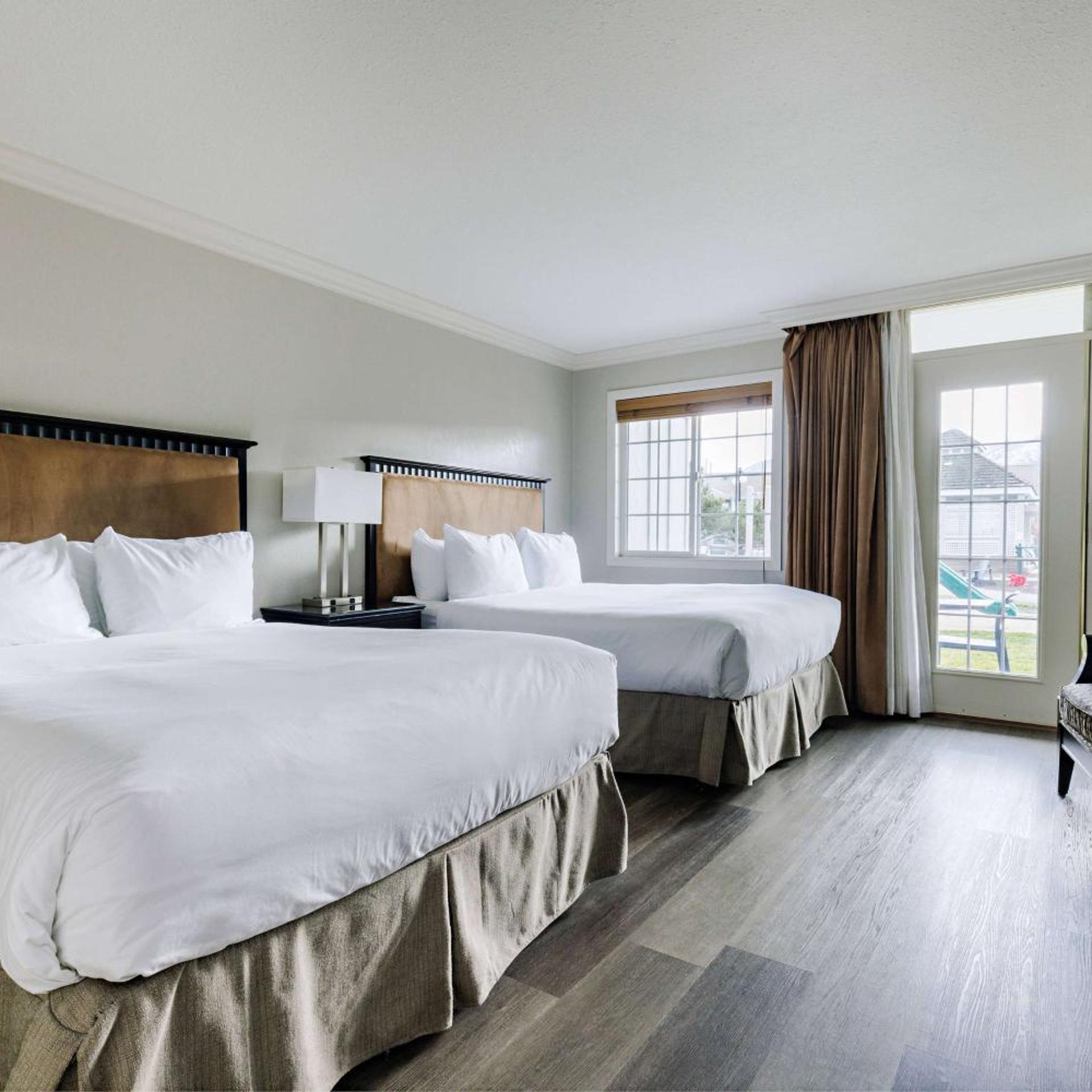 Room, King Bed, 2 Queen Beds, Front View, Ground Floor