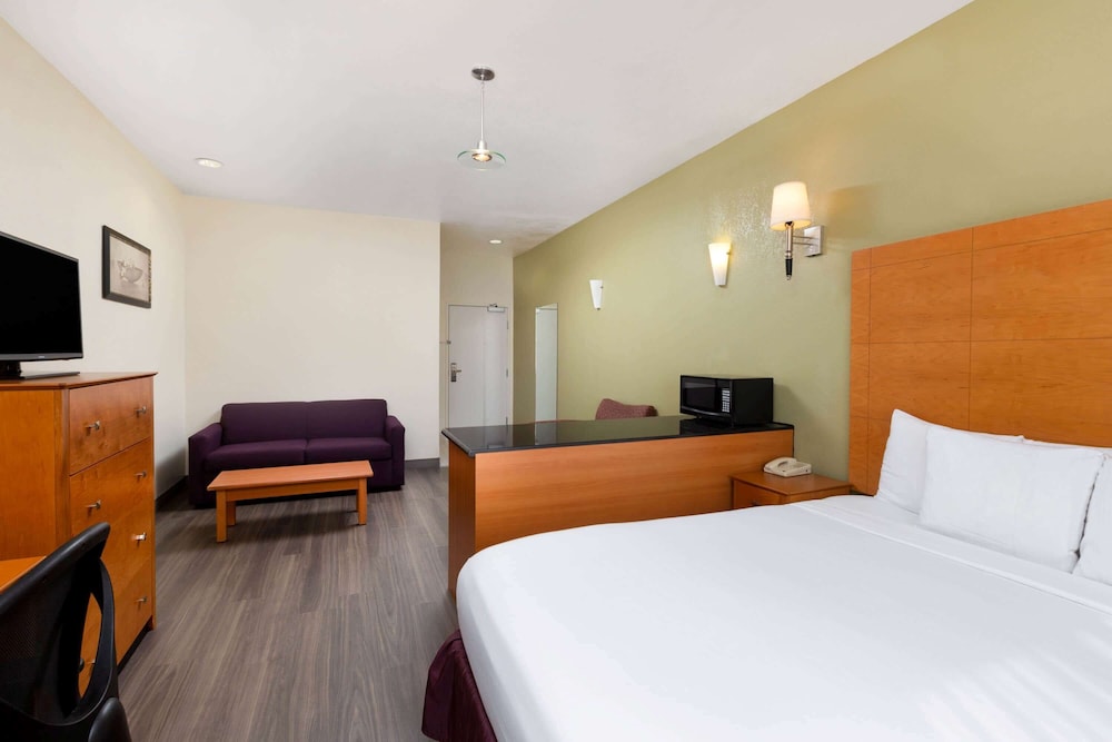 La Quinta Inn & Suites by Wyndham Tulare 20/40