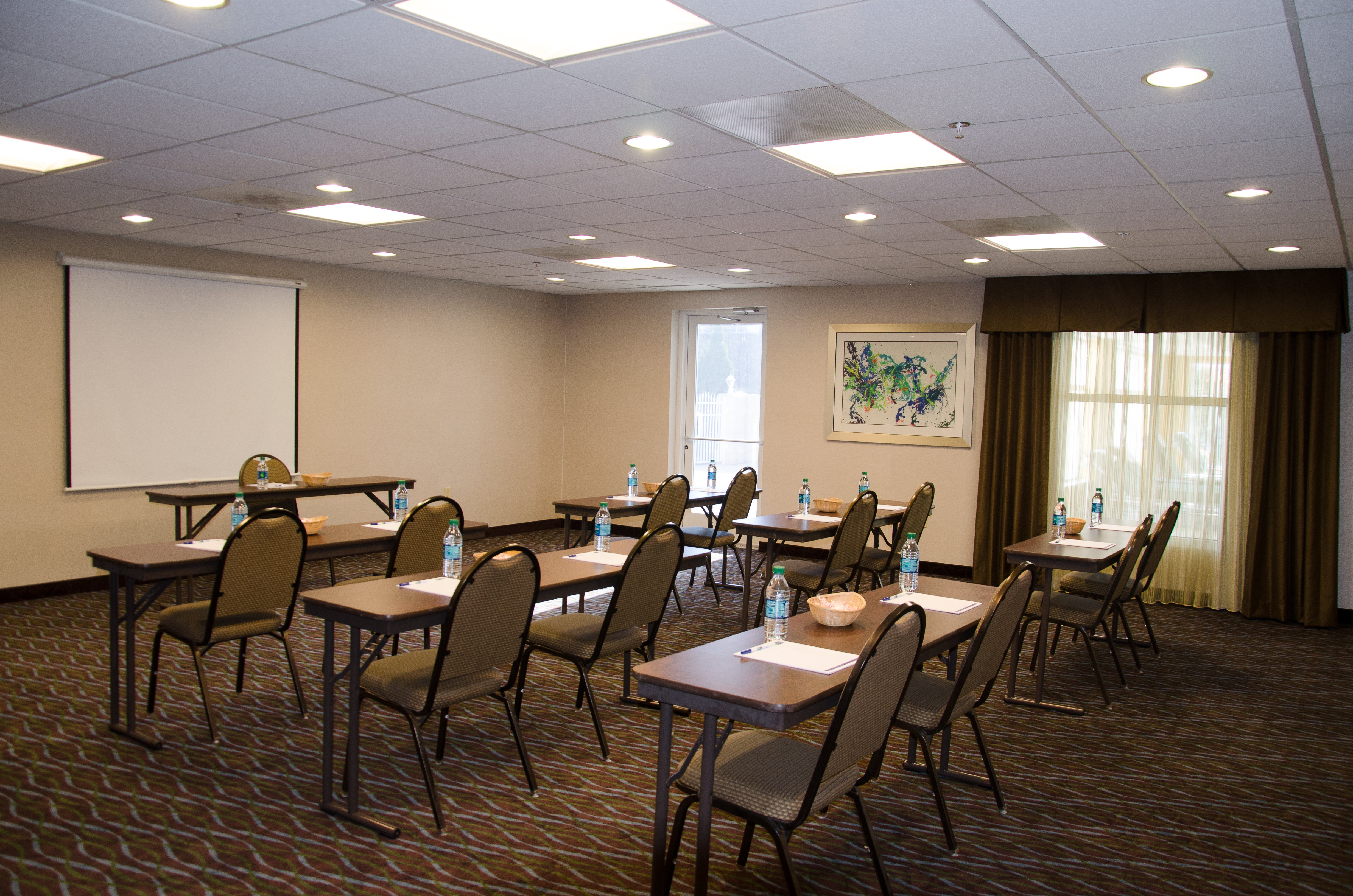 Holiday Inn Express Hotel Suites Concord 51/57